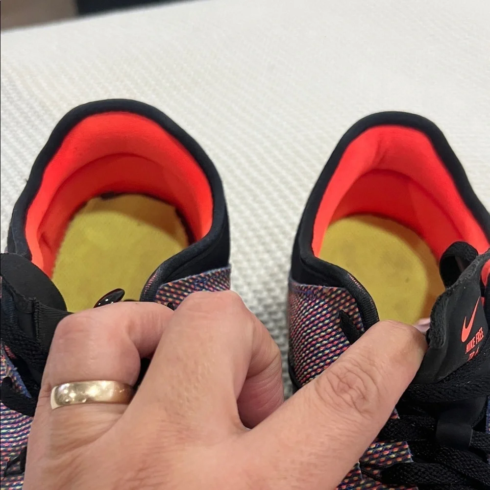 Nike Free TR 6 Black and Red Sneakers